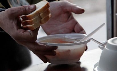 Раздача горячей еды нуждающимся и бездомным людям