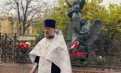 Сегодня иерей Антоний Малаховский отслужил заупокойную литию на могиле Петра Ильича Чайковского
